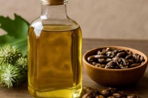Черное касторовое масло в уходе за кожей головы и длиной волос