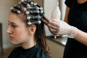 Химическая завивка и пределы безопасности для волос и кожи головы