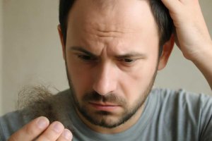 Пять привычек, которые незаметно усиливают выпадение волос